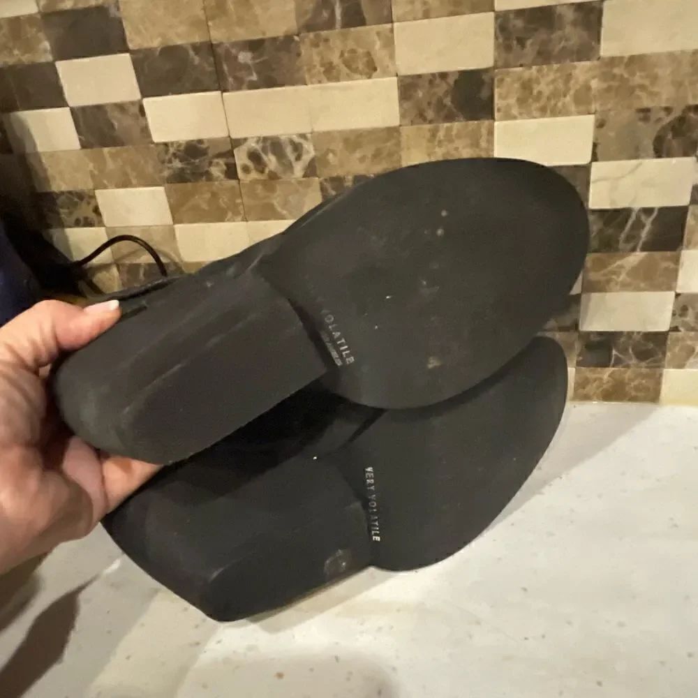 Very Volatile Shoes - Picture 4 of 6